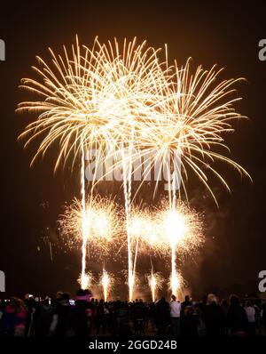 Le Yorkshire Balloon Fiesta 2021 se ferme avec un spectaculaire feu d'artifice, Drone et laser Show final à l'hippodrome de York. Date de la photo: Lundi 30 août 2021. Le festival de quatre jours est le plus grand festival de montgolfières que le Yorkshire ait jamais vu et inclut des divertissements pour enfants, de la musique live, de la nourriture et des boissons, ainsi qu'une grande foire. Banque D'Images