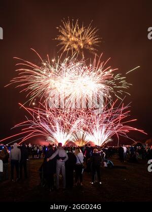 Le Yorkshire Balloon Fiesta 2021 se ferme avec un spectaculaire feu d'artifice, Drone et laser Show final à l'hippodrome de York. Date de la photo: Lundi 30 août 2021. Le festival de quatre jours est le plus grand festival de montgolfières que le Yorkshire ait jamais vu et inclut des divertissements pour enfants, de la musique live, de la nourriture et des boissons, ainsi qu'une grande foire. Banque D'Images