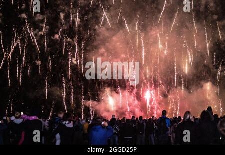 Le Yorkshire Balloon Fiesta 2021 se ferme avec un spectaculaire feu d'artifice, Drone et laser Show final à l'hippodrome de York. Date de la photo: Lundi 30 août 2021. Le festival de quatre jours est le plus grand festival de montgolfières que le Yorkshire ait jamais vu et inclut des divertissements pour enfants, de la musique live, de la nourriture et des boissons, ainsi qu'une grande foire. Banque D'Images