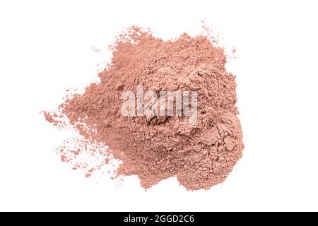 Argile cosmétique rouge sèche isolée sur fond blanc. Tas d'argile cosmétique rose. Banque D'Images