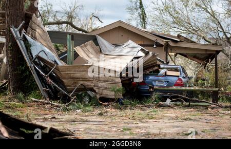 Houma, États-Unis. 30 août 2021. Une voiture est vue parmi les débris après que l'ouragan Ida a frappé Houma, en Louisiane, aux États-Unis, le 30 août 2021. Alors que des personnes bloquées attendent des secours sur des toits endommagés, que des routes inondées sont bloquées par des arbres et des lignes électriques, et que plus d'un million de personnes n'ont pas accès à l'électricité lundi matin, l'ouragan Ida a fait des ravages depuis sa chute dans l'État de Louisiane du sud des États-Unis dimanche. Credit: Nick Wagner/Xinhua/Alay Live News Banque D'Images