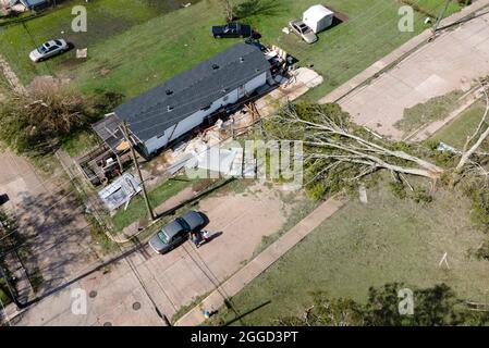 Houma, États-Unis. 30 août 2021. Un arbre est déraciné par l'ouragan Ida à Houma, en Louisiane, aux États-Unis, le 30 août 2021. Alors que des personnes bloquées attendent des secours sur des toits endommagés, que des routes inondées sont bloquées par des arbres et des lignes électriques, et que plus d'un million de personnes n'ont pas accès à l'électricité lundi matin, l'ouragan Ida a fait des ravages depuis sa chute dans l'État de Louisiane du sud des États-Unis dimanche. Credit: Nick Wagner/Xinhua/Alay Live News Banque D'Images