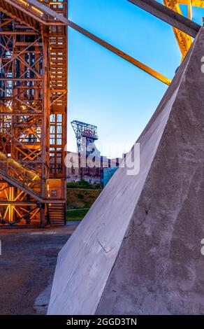 Tour de mine située dans le musée silésien de Katowice, Silésie, Pologne. Machines, bâtiments et équipements industriels illuminés de manière spectaculaire Banque D'Images