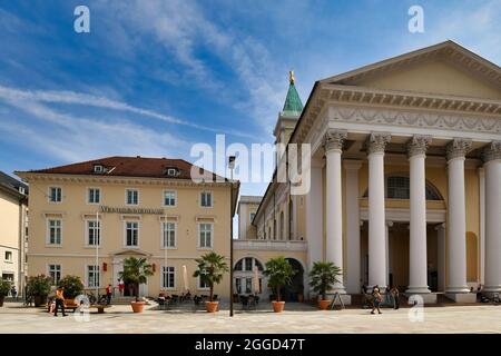 Karlsruhe, Allemagne - août 2021: Eglise protestante de la ville appelée 'Evangelische Stadtkirche' et bâtiment appelé 'Weinbrennerhaus' Banque D'Images