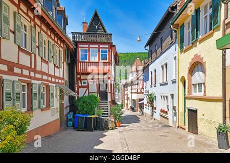 Mosbach, Allemagne - juin 2021 : maison à pans de bois très étroite dans le centre-ville historique Banque D'Images