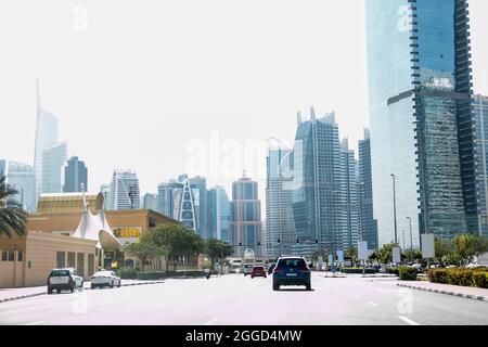 Voiture à Big City Dubaï Émirats Arabes Unis avec circulation sur la route de l'autoroute Banque D'Images