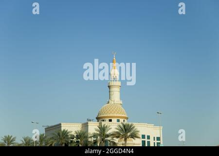 Autonome, magnifique mosquée séparée avec ciel bleu et palmiers verts Banque D'Images