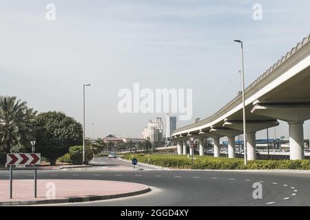 Voiture à Big City Dubaï Émirats Arabes Unis avec circulation sur la route de l'autoroute Banque D'Images