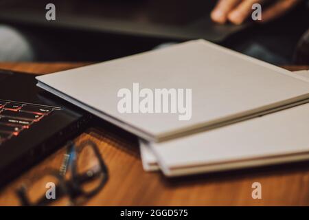 Album blanc vierge de bloc-notes sur la table en bois Banque D'Images