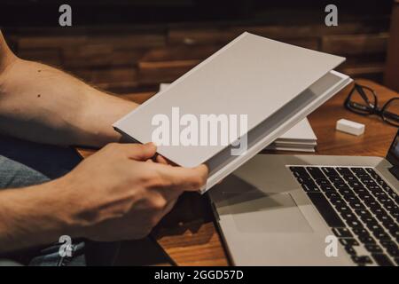 Album blanc vide pour carnet de notes, pour adulte tenant dans les mains Banque D'Images