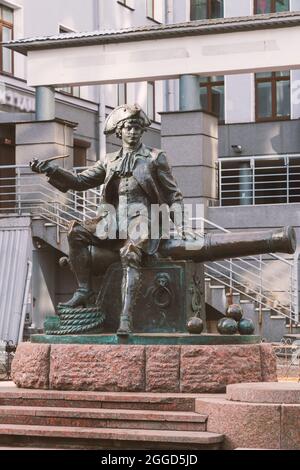 Saint-Pétersbourg, Russie - 04 avril 2021 : monument du bombardier Vasily Korchmin associé de Pierre le Grand sur l'île de Vasilievsky Banque D'Images