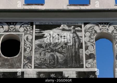 Le héros grec ancien Perseus utilise le visage de la Medusa pour transformer Atlas en montagne – ou même les montagnes de l'Atlas en Afrique – dans l'art sgraffito Renaissance de la fin du 1500 sur la façade de Stadtplatz 33 sur la place de la ville à Gmünd, Basse-Autriche, Autriche. La scène de la mythologie grecque, dérivée d'une coupe de bois de Virgile Solis (1514-62), dépeint un épisode raconté par le poète romain Ovid, dans le Livre 4 de son poème narratif épique, les Metamorphoses. Banque D'Images