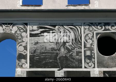 Aeneas, héros de la guerre de Troie, s'échappe de la combustion de Troy, portant son père Anchises sur son dos, dans l'art sgraffito de la Renaissance de la fin du 1500 sur la façade de Stadtplatz 33, l'une des deux remarquables «maisons sgraffito» sur la place de la ville à Gmünd, en Basse-Autriche, en Autriche. La scène de la mythologie gréco-romaine, dérivée d'une coupe de bois de Virgilius Solis (1514-62), représente un épisode raconté par le poète romain Ovid dans le Livre 13 de son poème narratif épique, les Metamorphoses. Banque D'Images