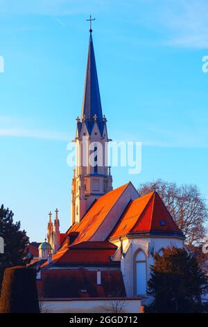 Pfarre Maria Hietzing , église catholique de Vienne Autriche . Vieille église avec toit carrelé, flèche avec croix Banque D'Images