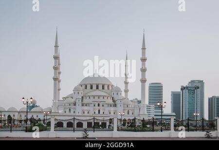 Blanc magnifique Grande Mosquée dans la ville Banque D'Images