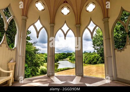 Vues depuis le temple gothique du parc Painshill, Cobham, Surrey, Royaume-Uni Banque D'Images