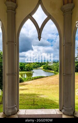 Vue depuis le temple gothique à Painshill Park, Cobham, Surrey, Royaume-Uni Banque D'Images