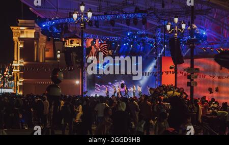 Représentation en soirée sur une grande scène avec une foule importante Banque D'Images