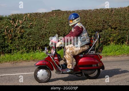 2008 rouge Piaggo PX 123 Vespa T5 123cc scooter à essence en route vers Capesthorne Hall classique du mois d'août spectacle de voiture, Cheshire, Royaume-Uni Banque D'Images