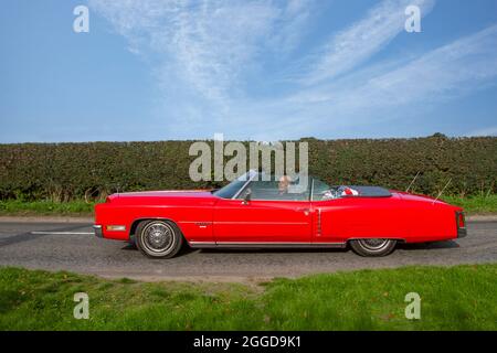 1971 70s rouge Cadillac Eldorado convertible 8196cc en route vers Capesthorne Hall Classic August car show, Cheshire, Royaume-Uni Banque D'Images