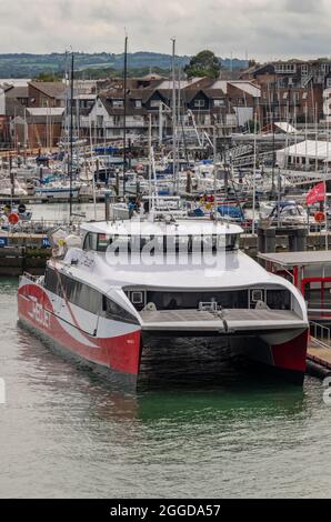 Ferry Red Funnel isle of wight, ferry Red Jet à grande vitesse isle of wight, service de ferry de southampton à cowes sur l'île de wight, ferry rapide IOW. Banque D'Images