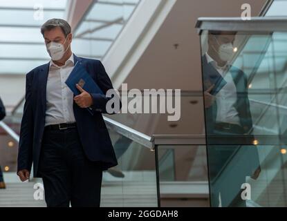 Munich, Allemagne. 31 août 2021. Markus Söder (CSU), Premier ministre de Bavière, vient à la première réunion du cabinet bavarois après les vacances d'été. Entre autres choses, le Conseil des ministres veut adopter la nouvelle ordonnance Corona, qui ne rend plus les exigences dépendantes uniquement de l'incidence et prévoit la fin de l'exigence de masque FFP-2. Credit: Peter Kneffel/dpa/Alay Live News Banque D'Images