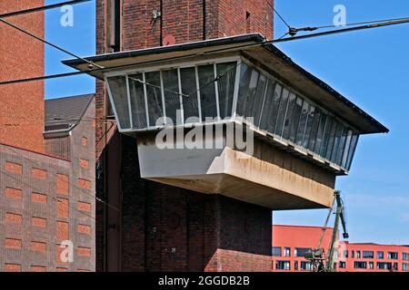 Maison de gardien sur la jetée du Schwanentorbrücke, pont levant au-dessus du port intérieur de Duisburg. Banque D'Images