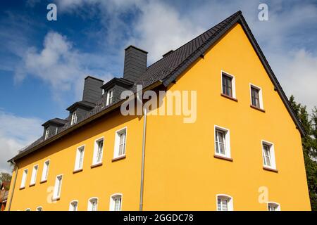 Ancien bâtiment rénové avec nouvelle peinture de façade jaune Banque D'Images