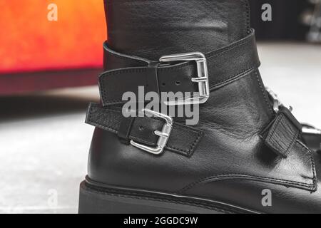 Chaussures en cuir noir gros plan et détails textiles, concept de bottes Banque D'Images