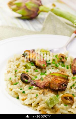 Riz à l'artichaut, aux oignons et au beurre d'amande Banque D'Images