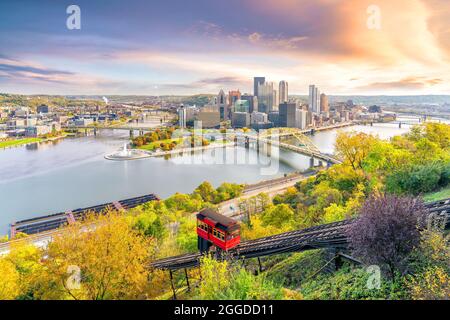 Horizon du centre-ville de Pittsburgh, Pennsylvanie au coucher du soleil aux États-Unis Banque D'Images