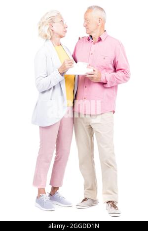 Plan conceptuel vertical complet de l'homme et de la femme âgés debout avec une boîte de serviettes en papier Banque D'Images