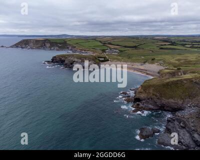 drone aérien autour de l'église crique et terrain de golf de mullion cornwall royaume-uni Banque D'Images