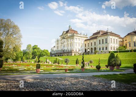 Ludwigsburg, Allemagne - 22 avril 2018 : Palais de Ludwigsburg, Allemagne avec jardin baroque Banque D'Images