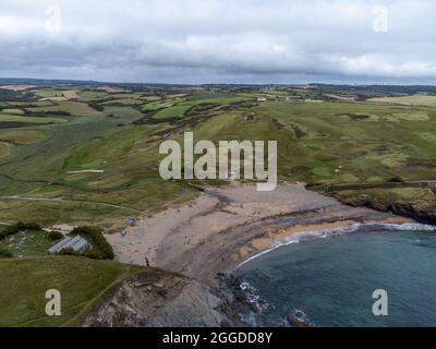 drone aérien autour de l'église crique et terrain de golf de mullion cornwall royaume-uni Banque D'Images