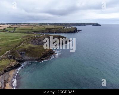 drone aérien autour de l'église crique et terrain de golf de mullion cornwall royaume-uni Banque D'Images