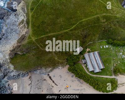 drone aérien autour de l'église crique et terrain de golf de mullion cornwall royaume-uni Banque D'Images