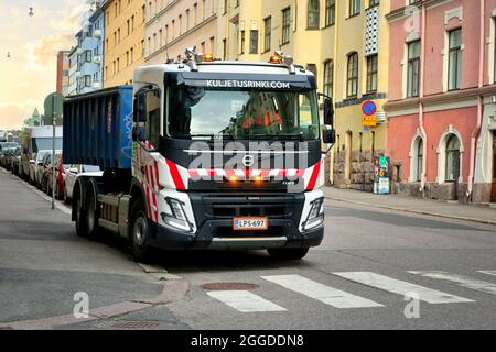 Le nouveau chariot élévateur Volvo FMX500 6x2 Kuljetusrinki Oy roule sur le bac de saut à l'arrière du véhicule. Helsinki, Finlande. 2 août 2021. Banque D'Images