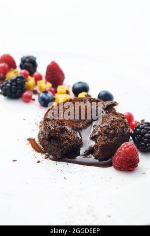 Gâteau au chocolat noir fondu et fruits frais Banque D'Images