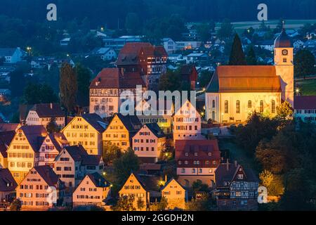 Une soirée à Altensteig. Altensteig est une ville dans le district de Calw dans le Bade-Wurtemberg et une communauté portail de la Forêt Noire Central / North Na Banque D'Images