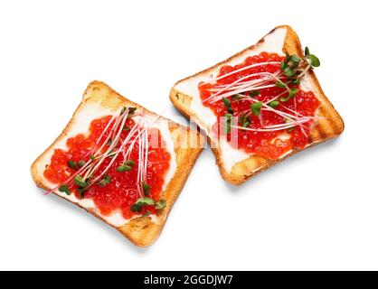 Délicieux toasts avec caviar rouge et micro-vert sur fond blanc Banque D'Images