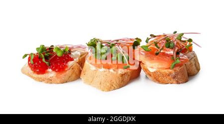 Bruschettas savoureux avec saumon, caviar rouge et micro-vert sur fond blanc Banque D'Images