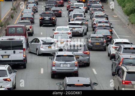 Un embouteillage le dimanche sur Brooklyn, Queens Expressway en passant par Williamsburg, Brooklyn. Banque D'Images