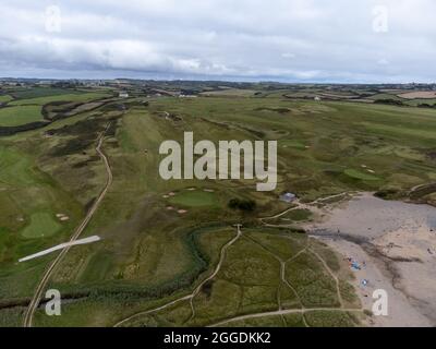 drone aérien autour de l'église crique et terrain de golf de mullion cornwall royaume-uni Banque D'Images