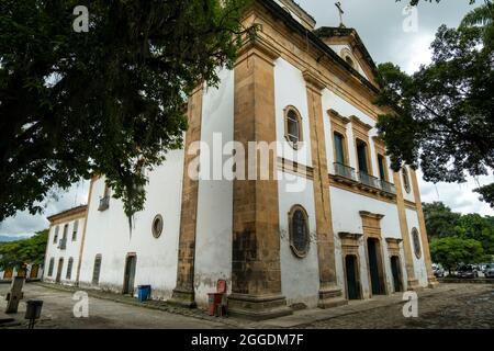 Rues et église du centre historique de Paraty, Rio de Janeiro, Brésil. Ville de Paraty colonil classée au patrimoine mondial de l'UNESCO. Banque D'Images