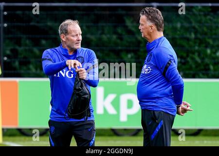 ZEIST, PAYS-BAS - AOÛT 31 : entraîneur adjoint Danny Blind des pays-Bas, entraîneur-chef Louis van Gaal des pays-Bas pendant la session de formation aux pays-Bas au campus de KNVB le 31 août 2021 à Zeist, pays-Bas (photo de Jeroen Meuwsen/Orange Pictures) Banque D'Images