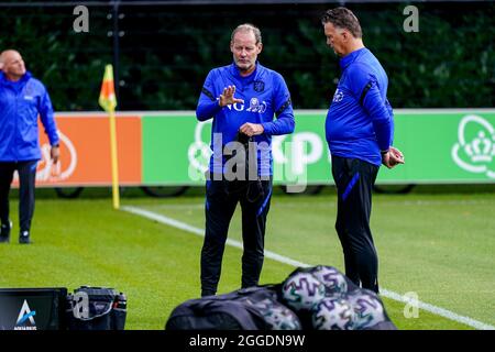 ZEIST, PAYS-BAS - AOÛT 31 : entraîneur adjoint Danny Blind des pays-Bas, entraîneur-chef Louis van Gaal des pays-Bas pendant la session de formation aux pays-Bas au campus de KNVB le 31 août 2021 à Zeist, pays-Bas (photo de Jeroen Meuwsen/Orange Pictures) Banque D'Images