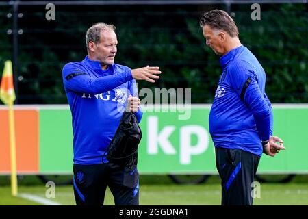 ZEIST, PAYS-BAS - AOÛT 31 : entraîneur adjoint Danny Blind des pays-Bas, entraîneur-chef Louis van Gaal des pays-Bas pendant la session de formation aux pays-Bas au campus de KNVB le 31 août 2021 à Zeist, pays-Bas (photo de Jeroen Meuwsen/Orange Pictures) Banque D'Images