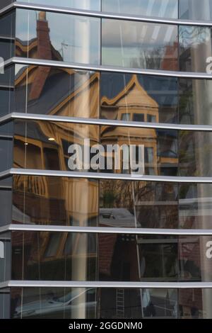 Réflexions de vieux bâtiments sur la façade en verre de la galerie d'art de Christchurch, Christchurch, Canterbury, South Island, Nouvelle-Zélande Banque D'Images