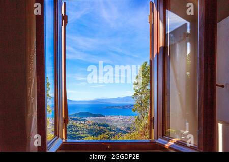 Vue aérienne de la ville de Volos et du golfe depuis la fenêtre du mont Pélion, à Pilio, en Grèce Banque D'Images